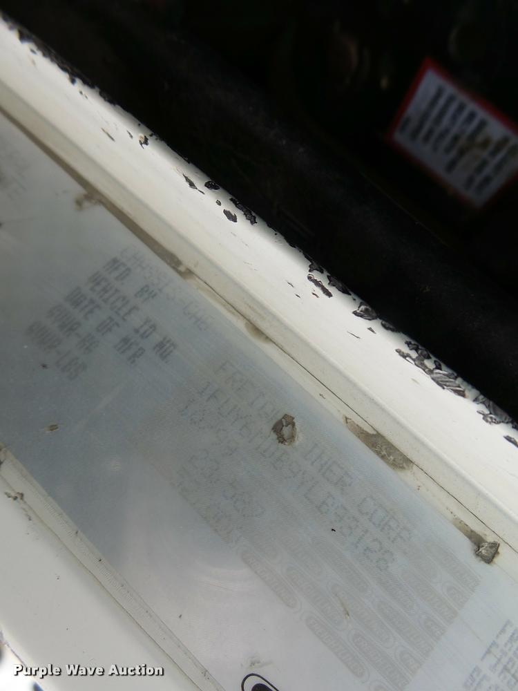 image for item DA3256 2000 Freightliner FLD112SD semi truck