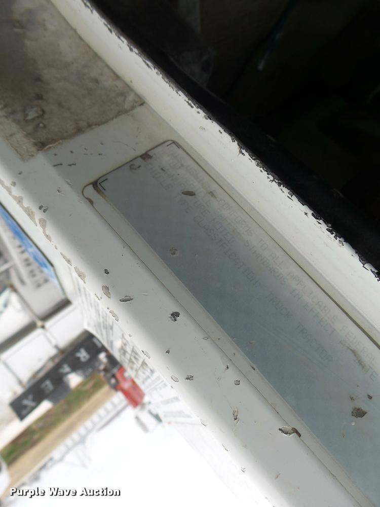 image for item DA3256 2000 Freightliner FLD112SD semi truck