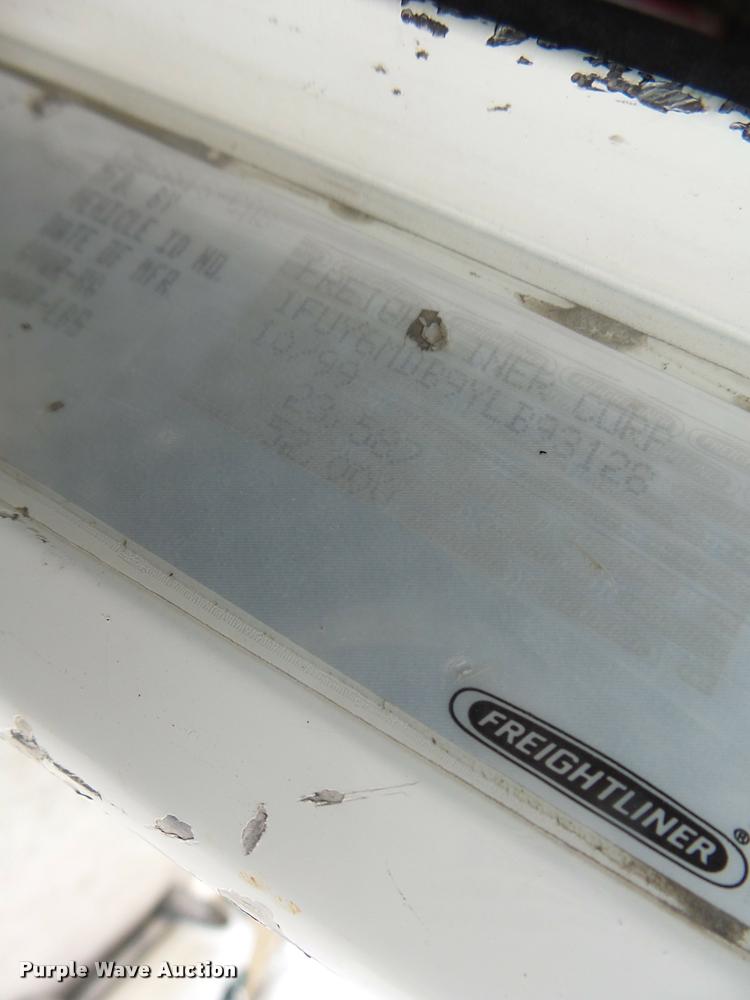 image for item DA3256 2000 Freightliner FLD112SD semi truck