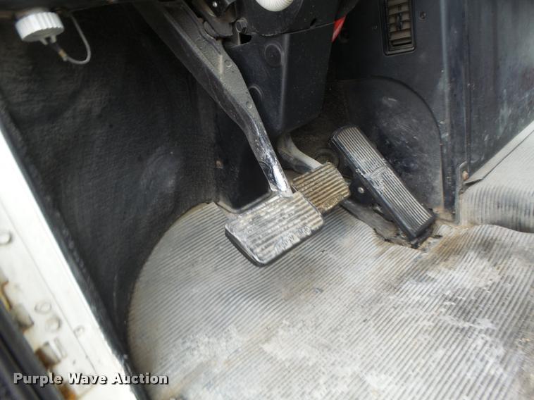 image for item DA3256 2000 Freightliner FLD112SD semi truck