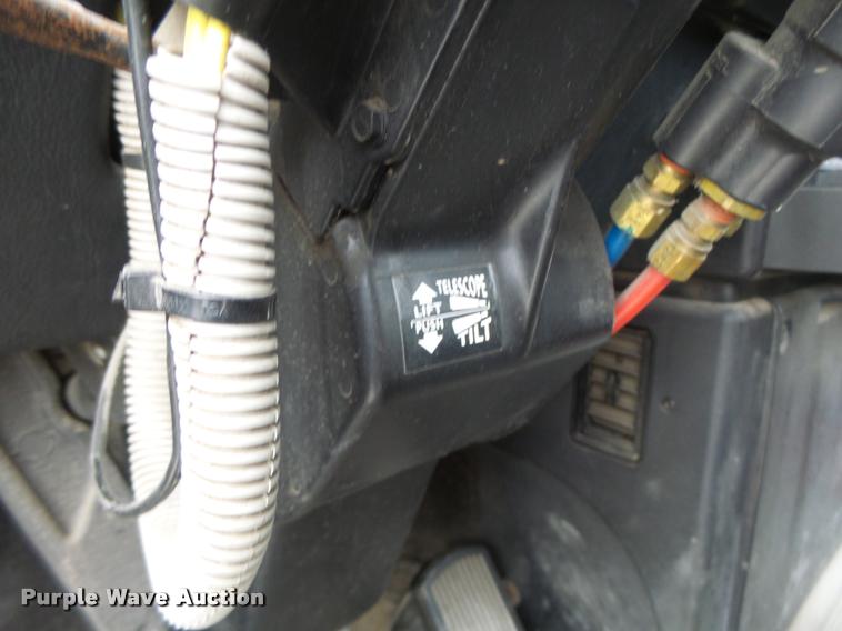 image for item DA3256 2000 Freightliner FLD112SD semi truck