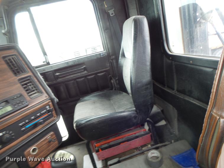 image for item DA3256 2000 Freightliner FLD112SD semi truck