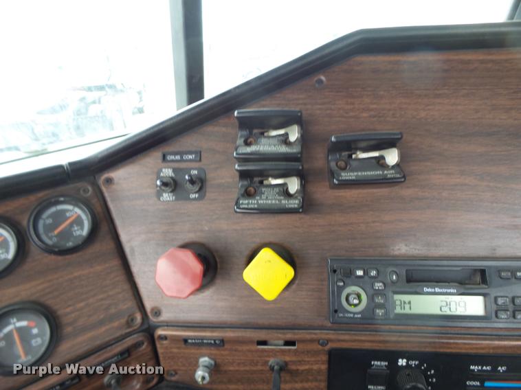 image for item DA3256 2000 Freightliner FLD112SD semi truck