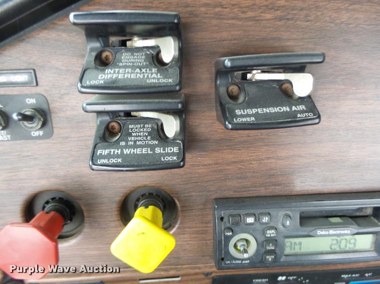 image for item DA3256 2000 Freightliner FLD112SD semi truck