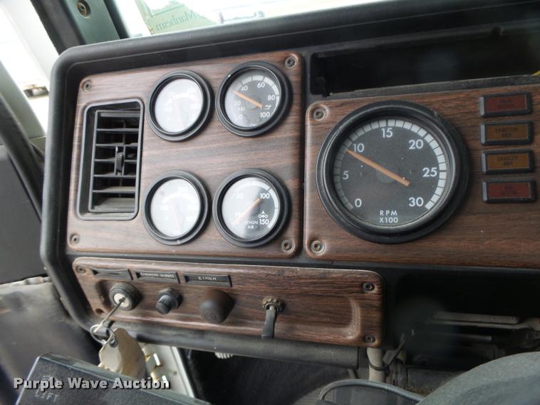 image for item DA3256 2000 Freightliner FLD112SD semi truck