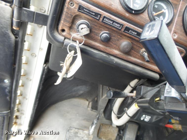 image for item DA3256 2000 Freightliner FLD112SD semi truck