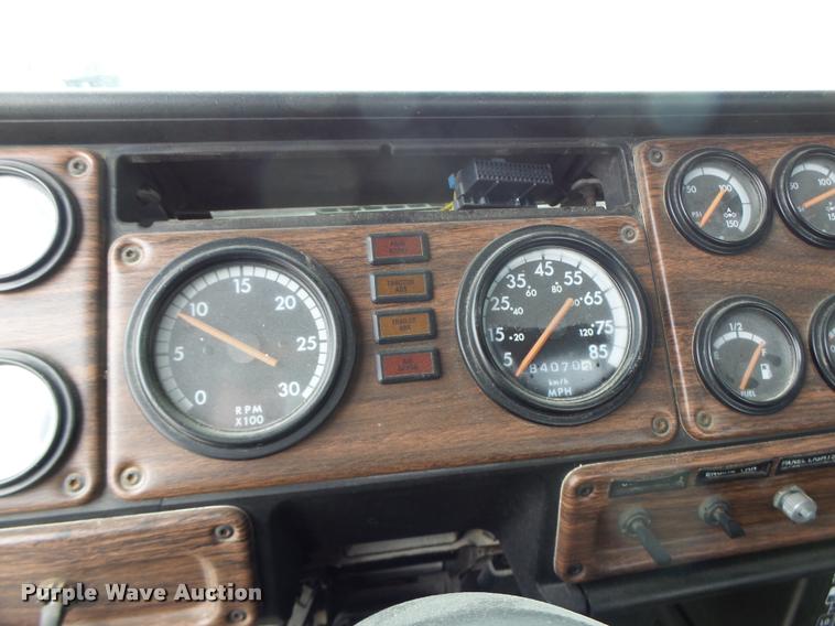 image for item DA3256 2000 Freightliner FLD112SD semi truck