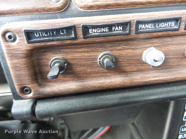 image for item DA3256 2000 Freightliner FLD112SD semi truck