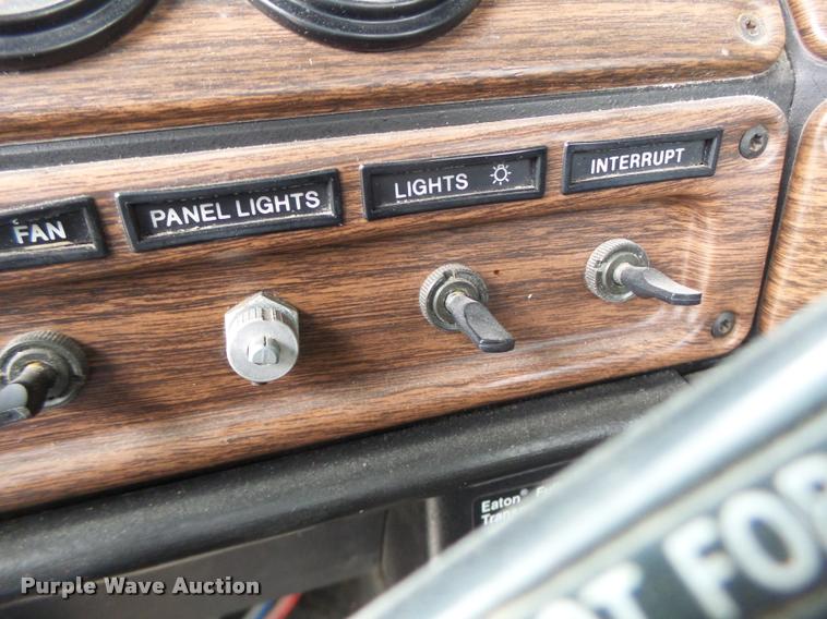 image for item DA3256 2000 Freightliner FLD112SD semi truck