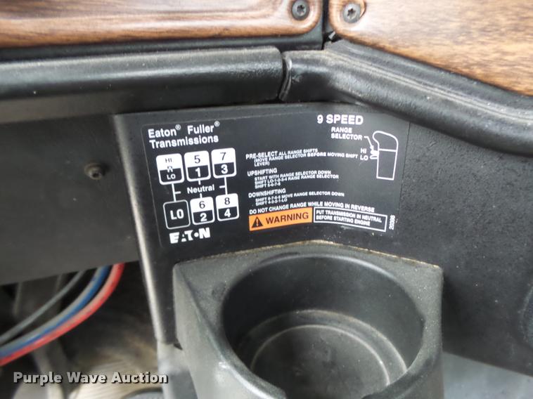 image for item DA3256 2000 Freightliner FLD112SD semi truck