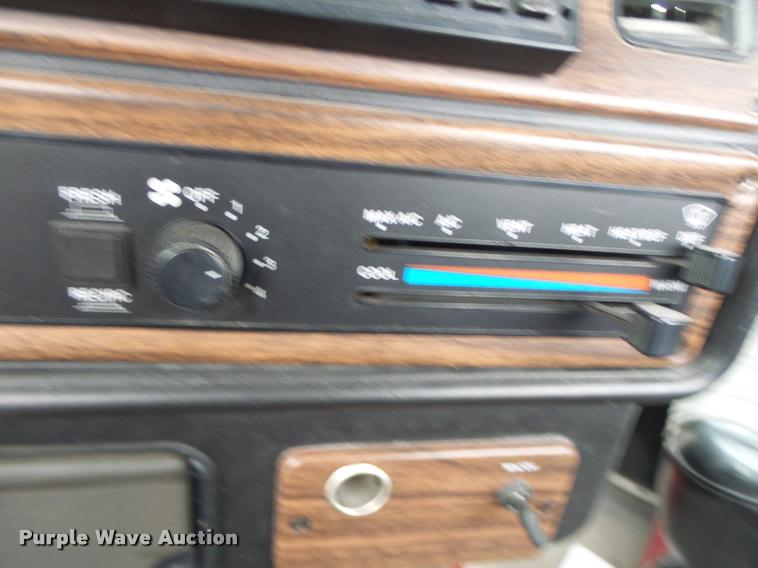 image for item DA3256 2000 Freightliner FLD112SD semi truck