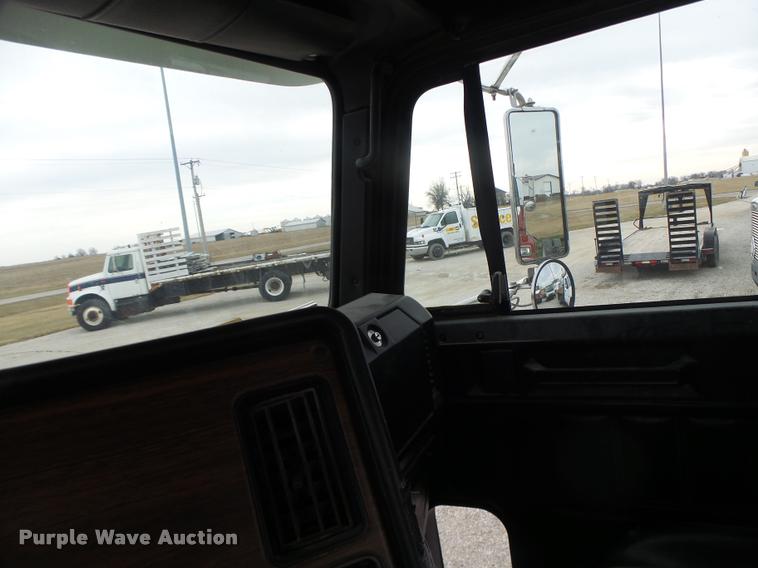 image for item DA3256 2000 Freightliner FLD112SD semi truck