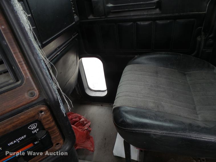 image for item DA3256 2000 Freightliner FLD112SD semi truck