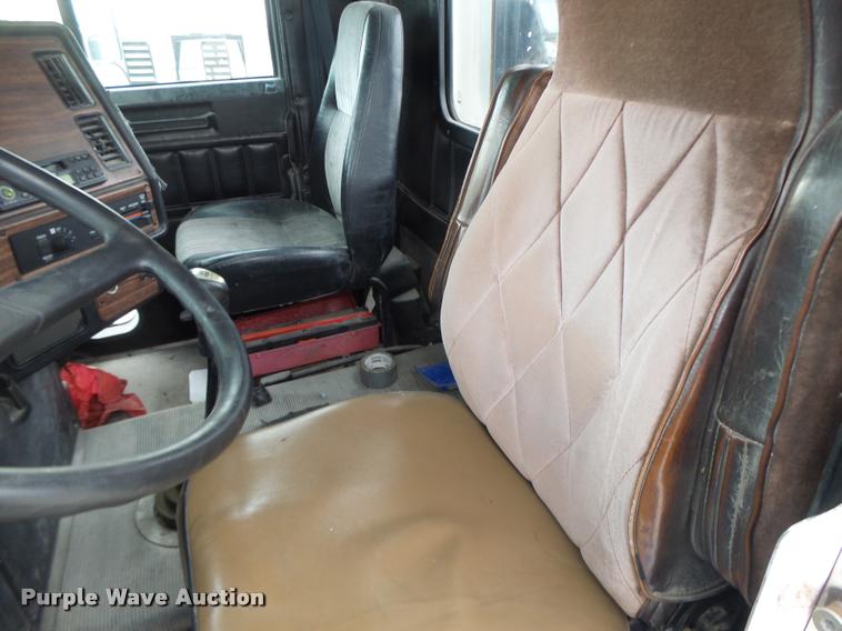 image for item DA3256 2000 Freightliner FLD112SD semi truck