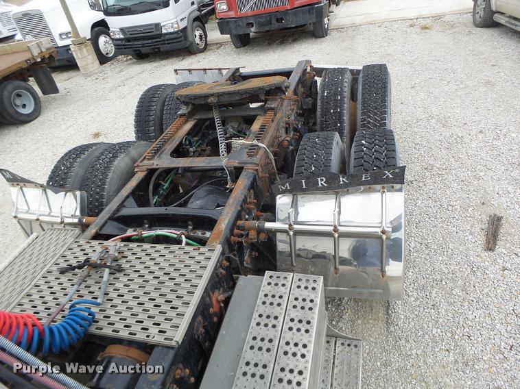 image for item DA3256 2000 Freightliner FLD112SD semi truck