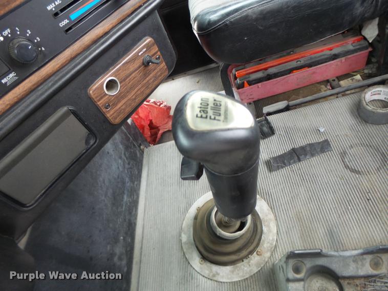 image for item DA3256 2000 Freightliner FLD112SD semi truck