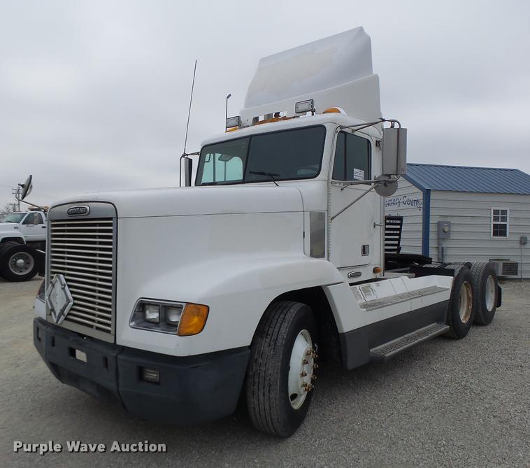 image for item DA3263 2000 Freightliner FLD semi truck