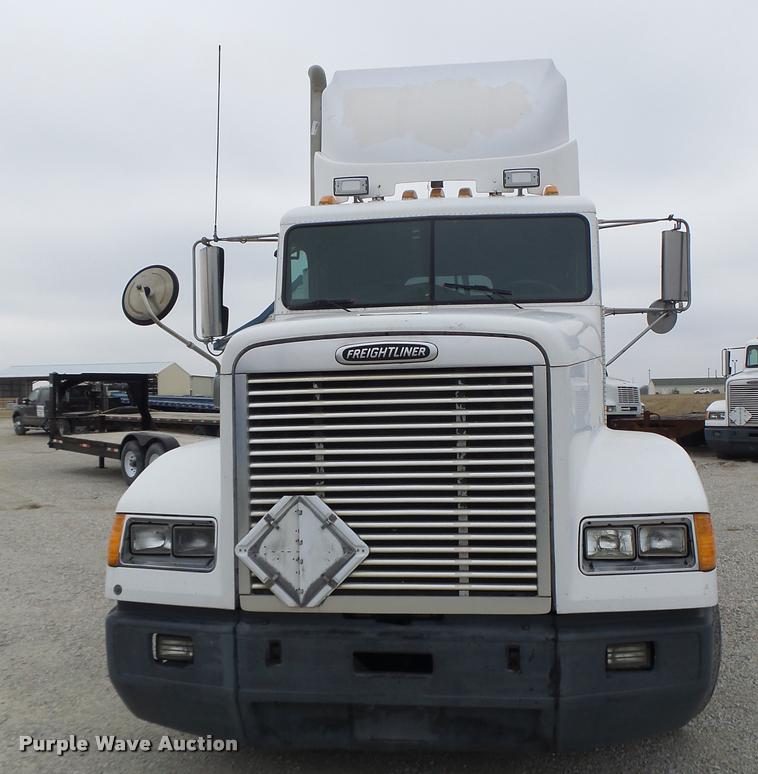 image for item DA3263 2000 Freightliner FLD semi truck