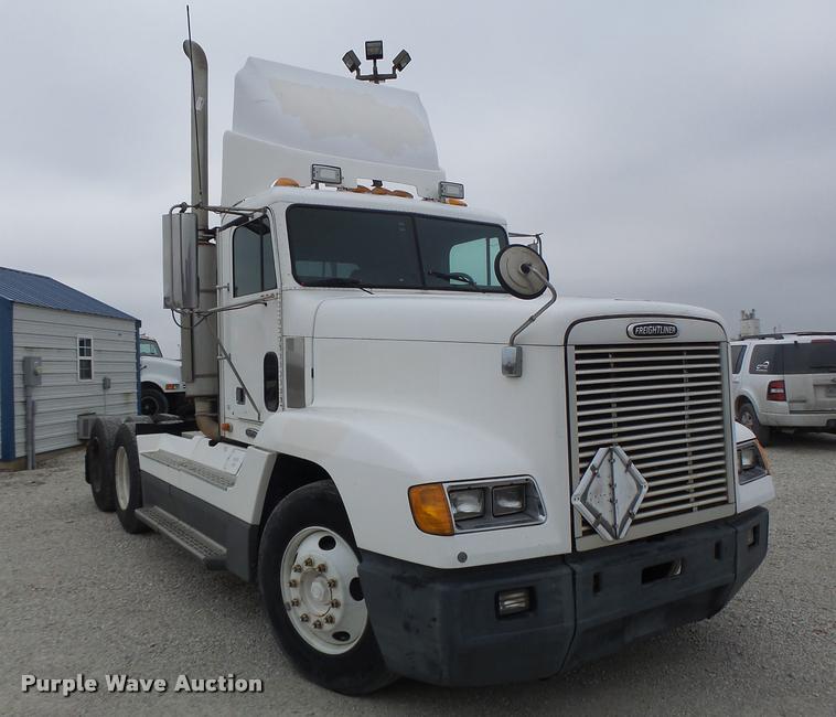 image for item DA3263 2000 Freightliner FLD semi truck