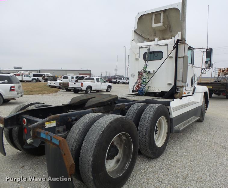 image for item DA3263 2000 Freightliner FLD semi truck