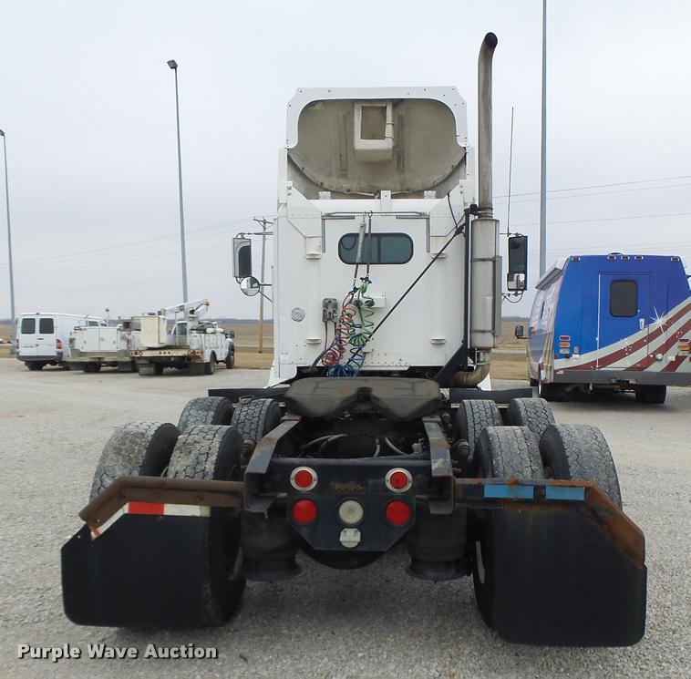 image for item DA3263 2000 Freightliner FLD semi truck