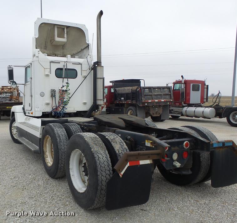 image for item DA3263 2000 Freightliner FLD semi truck