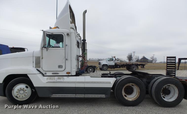 image for item DA3263 2000 Freightliner FLD semi truck
