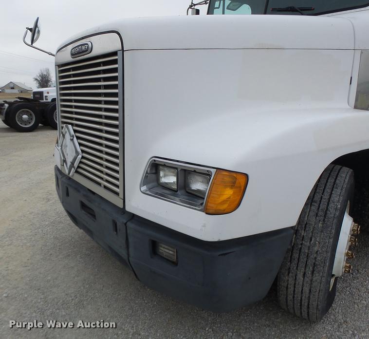 image for item DA3263 2000 Freightliner FLD semi truck