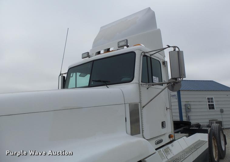 image for item DA3263 2000 Freightliner FLD semi truck