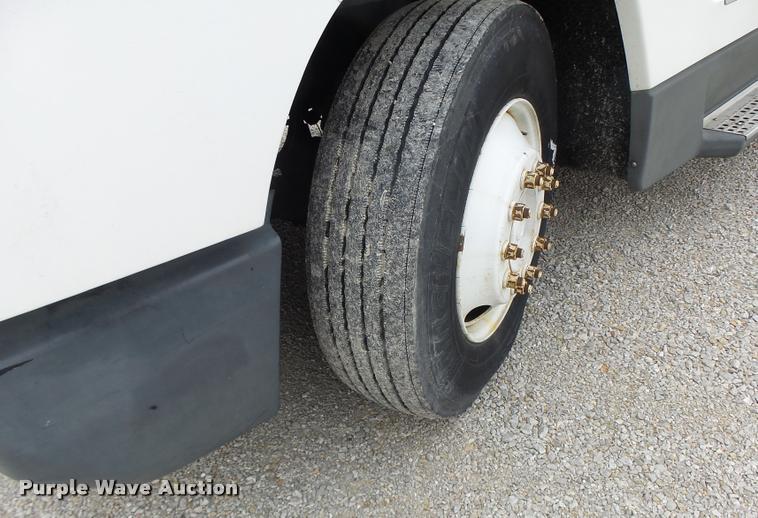 image for item DA3263 2000 Freightliner FLD semi truck