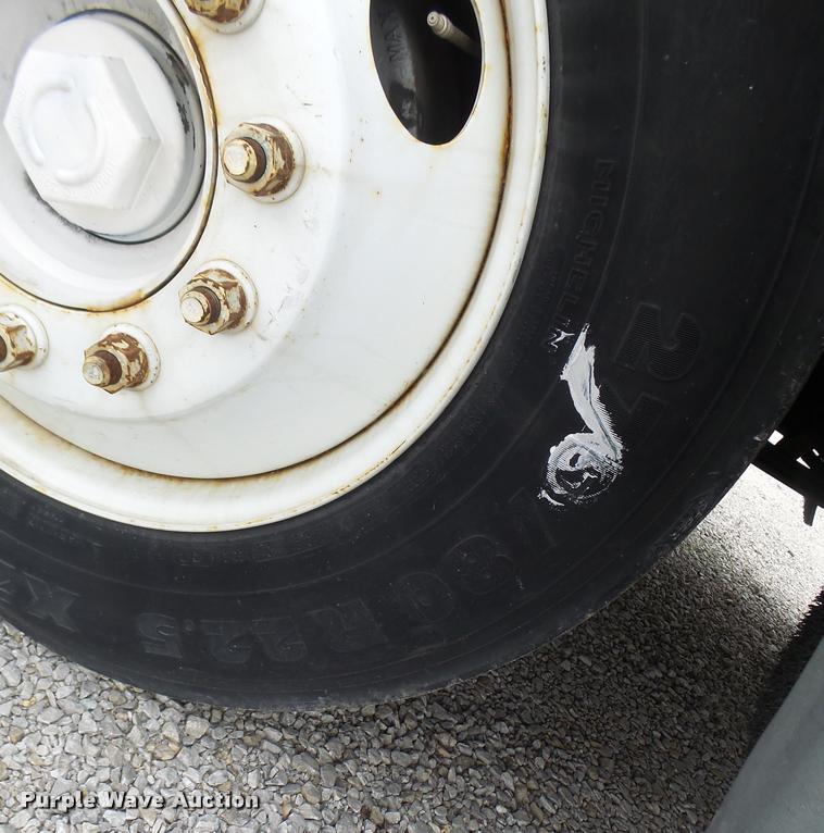 image for item DA3263 2000 Freightliner FLD semi truck