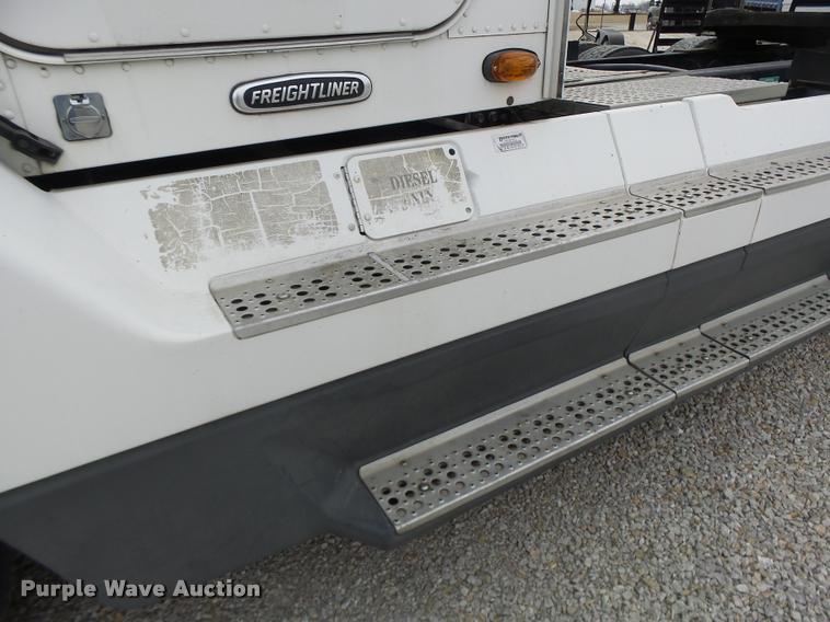 image for item DA3263 2000 Freightliner FLD semi truck