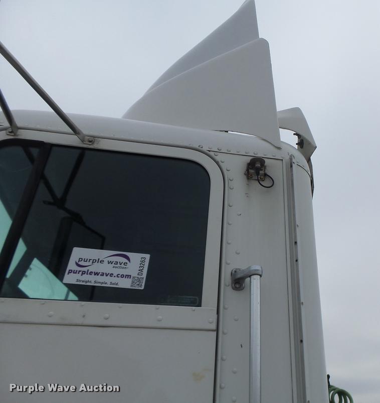 image for item DA3263 2000 Freightliner FLD semi truck