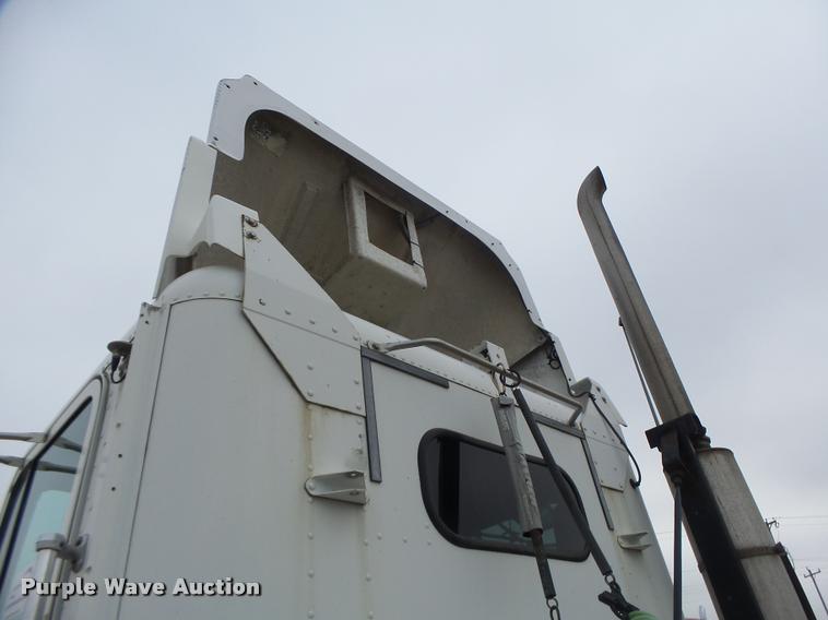 image for item DA3263 2000 Freightliner FLD semi truck