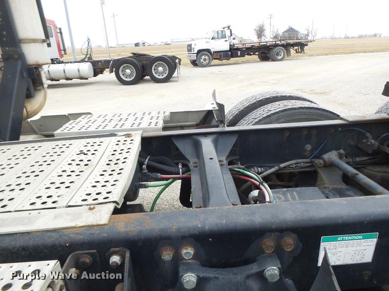 image for item DA3263 2000 Freightliner FLD semi truck