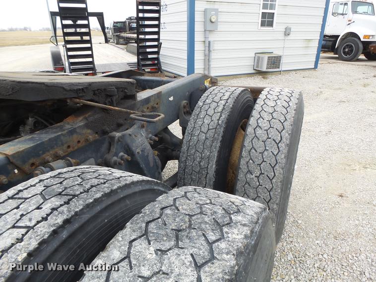 image for item DA3263 2000 Freightliner FLD semi truck