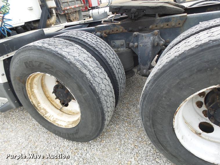 image for item DA3263 2000 Freightliner FLD semi truck