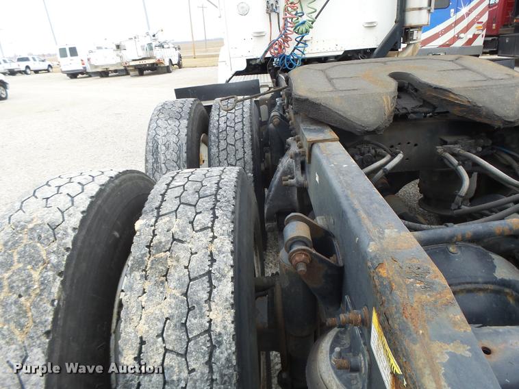 image for item DA3263 2000 Freightliner FLD semi truck