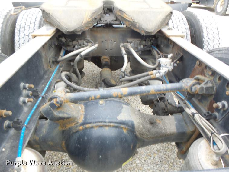 image for item DA3263 2000 Freightliner FLD semi truck