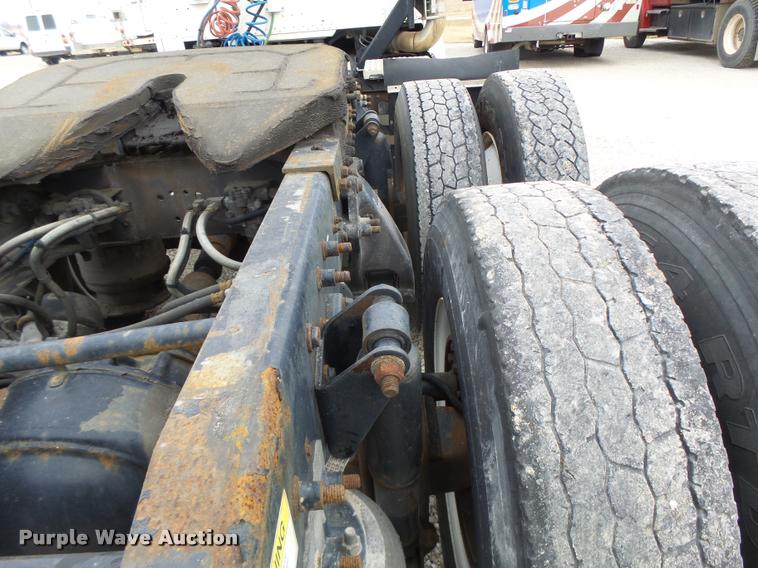 image for item DA3263 2000 Freightliner FLD semi truck