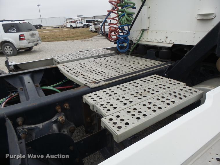 image for item DA3263 2000 Freightliner FLD semi truck