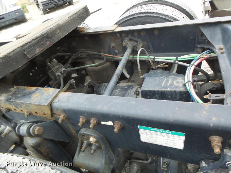 image for item DA3263 2000 Freightliner FLD semi truck