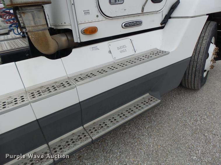 image for item DA3263 2000 Freightliner FLD semi truck