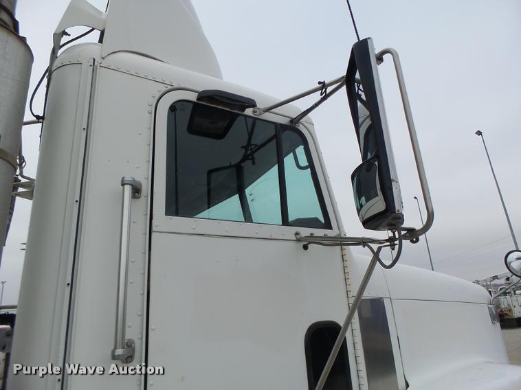 image for item DA3263 2000 Freightliner FLD semi truck