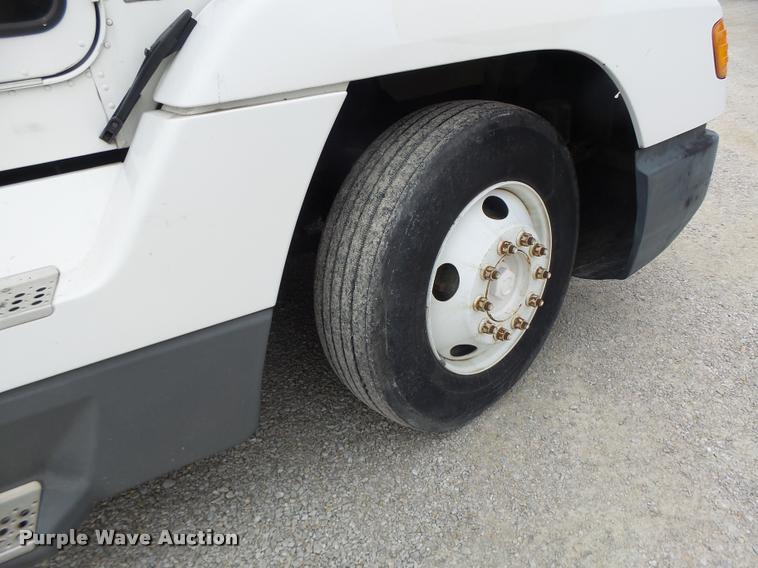 image for item DA3263 2000 Freightliner FLD semi truck