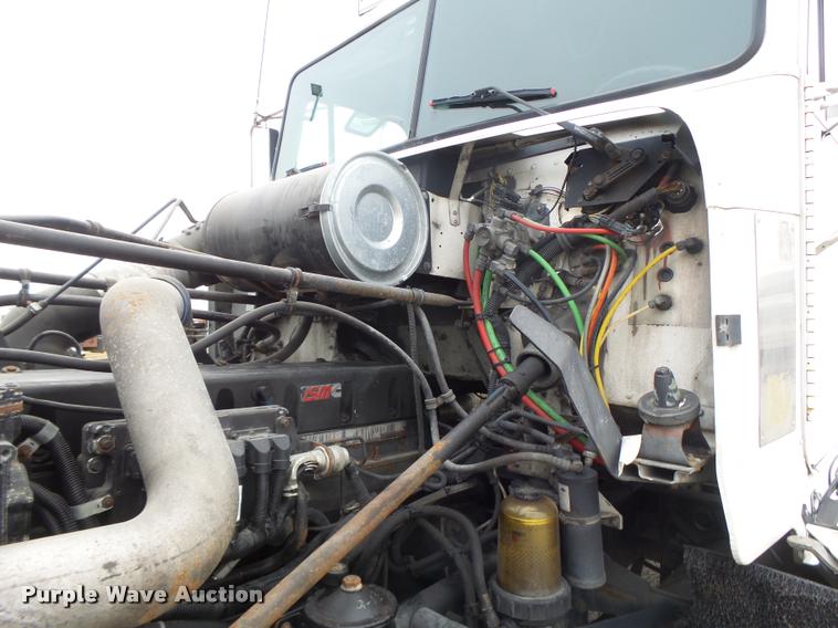 image for item DA3263 2000 Freightliner FLD semi truck