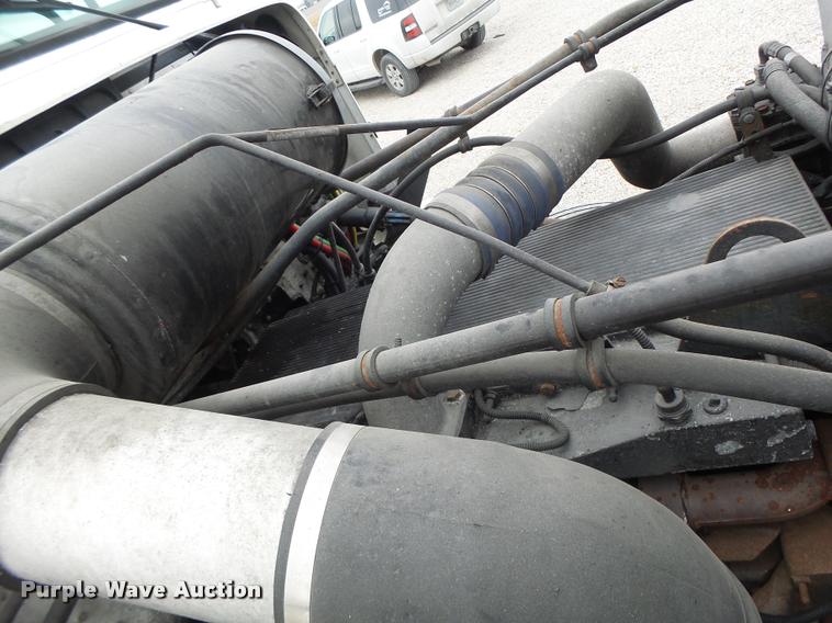 image for item DA3263 2000 Freightliner FLD semi truck