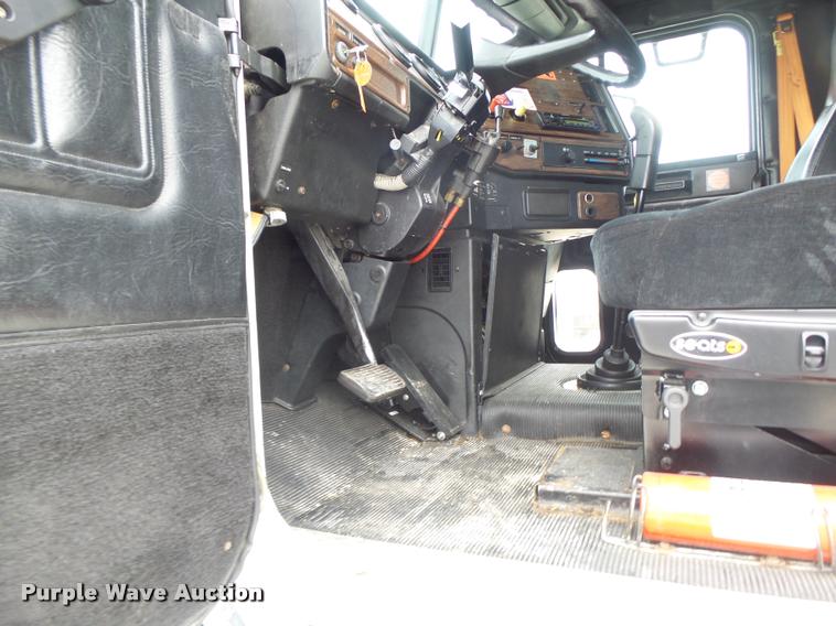 image for item DA3263 2000 Freightliner FLD semi truck