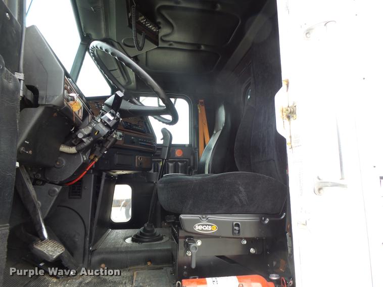 image for item DA3263 2000 Freightliner FLD semi truck