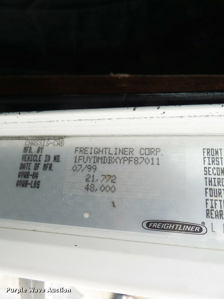 image for item DA3263 2000 Freightliner FLD semi truck